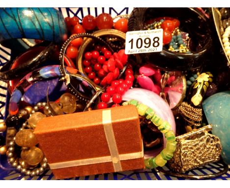 Mixed collection of ladies costume jewellery including fashion bangles. P&amp;P Group 2 (£18+VAT for the first lot and £3+VAT