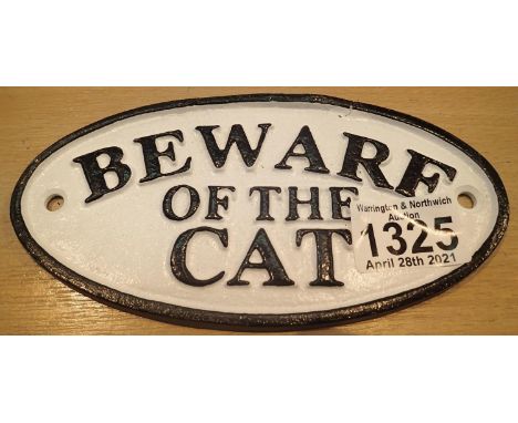 Cast iron Beware of The Cat, L: 17 cm. P&amp;P Group 1 (£14+VAT for the first lot and £1+VAT for subsequent lots) 