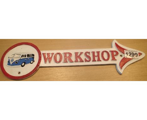 Cast iron VW Campervan arrow sign, L: 40 cm. P&amp;P Group 2 (£18+VAT for the first lot and £3+VAT for subsequent lots) 