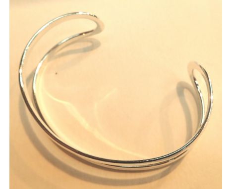 925 silver loop bangle. P&amp;P Group 1 (£14+VAT for the first lot and £1+VAT for subsequent lots) 
