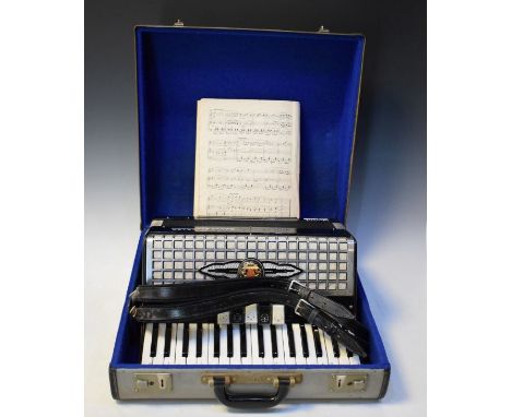 Cased Royal Standard Capella piano accordion Condition:
