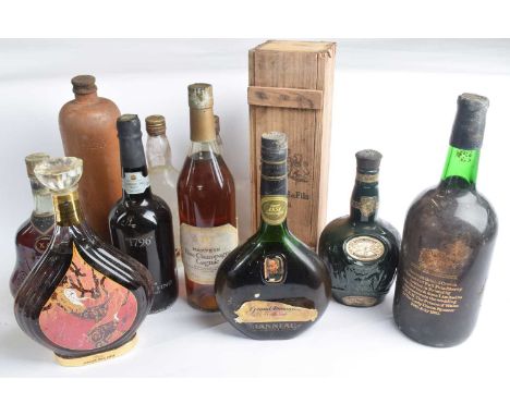 A mixed quantity of spirits to include B. Gelas &amp; Fils Armagnac (cased), Harveys Champagen Cognac, Hennessy Cognac, Courv