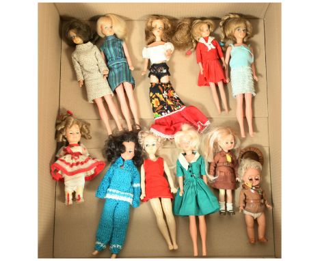 Teenage vintage fashion dolls and others, includes: Palitoy Tressy, Toots, Pedigree Sindy, Ideal Shirley Temple, Vogue Ginny,
