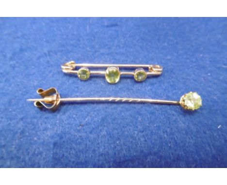 A 9CT THREE STONE VICTORIAN THREE STONE PERIDOT BAR BROOCH AND YELLOW METAL STICK PIN