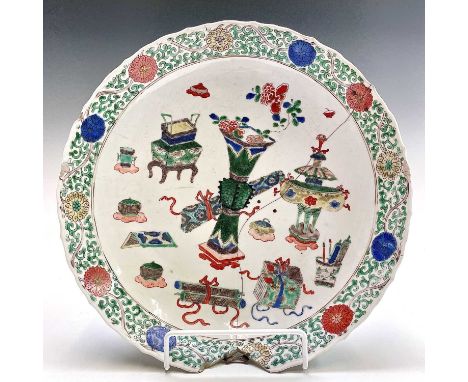 A Chinese famille verte 'Hundred Antiques' porcelain dish, Kangxi period, blue seal mark, diameter 27cm.