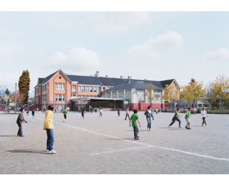 Jeff Wall, Schoolyard VancouverArchival Pigment-Print auf Hartschaumplatte aufgezogen. 57,2 x 80 cm (80,8 x 100 cm). Im unter