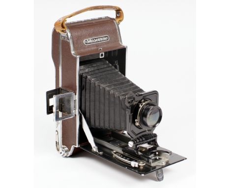 Uncommon Moment (Momeht) Soviet Copy of a Polaroid Land Camera. (Condition 5F). With T-26 f6.8 135mm lens. {Cabinet 8}