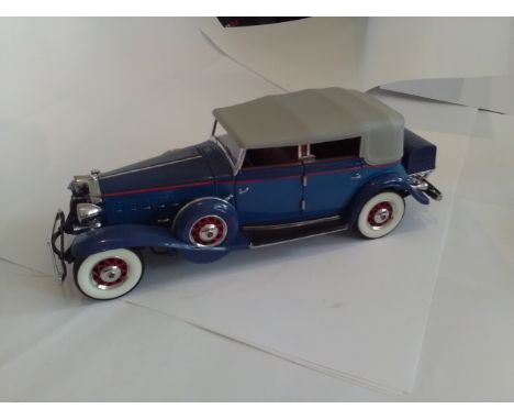 Cadillac Franklin mint 1/24 scale model of a Blue 1930 Cadillac V16 in excellent condition, need back box refixing. No box. H