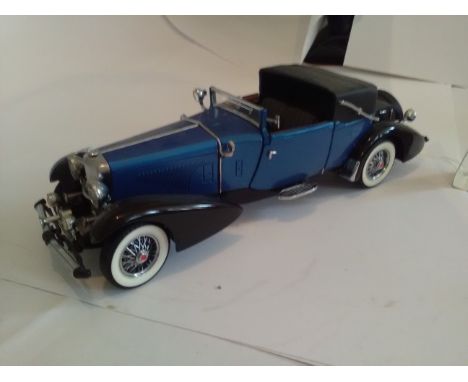 Duesenberg Franklin mint 1/24 scale model of a 1935 Blue Duesenberg J Victoria, Drivers door fixing damaged but shuts ok. No 