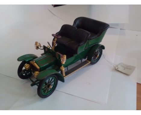 Rolls Royce Franklin mint 1/16 scale model of a 1905 Rolls Royce in Green. In near mint condition, needs small glue repair on