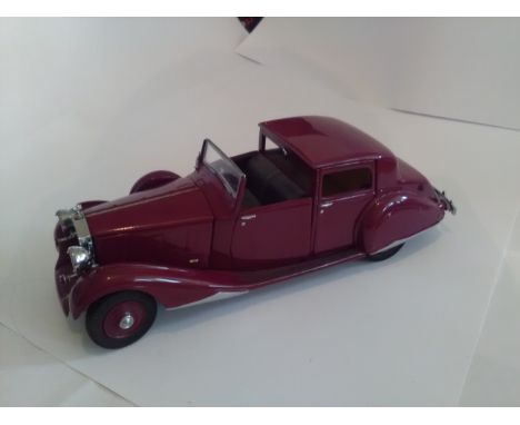 Rolls Royce Franklin mint 1/24 scale model of a Red 1938 Rolls Royce phantom 3 Sedanca De Villa cabriolet. In near mint condi