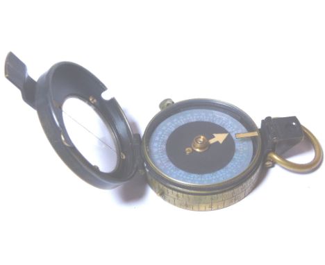 WWI COMPASS. WWI original military compass with crows foot marks CONDITION REPORT: Compass and case in good condition. Compas