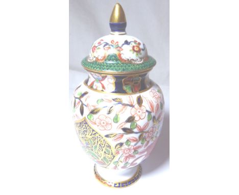 ROYAL WORCESTER LIDDED VASE. Royal Worcester lidded case, H: 14 cm