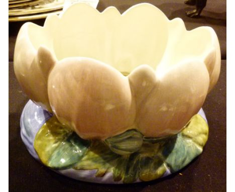 CLARICE CLIFF BOWL. Large Clarice Cliff Lillies bowl, D: 20 cm