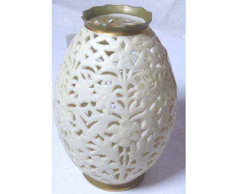 ROYAL WORCESTER VASE. Small reticulated Royal Worcester vase, H: 10 cm