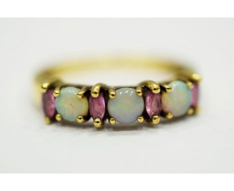 9ct Yellow Gold Ring set with Opal &amp; Amethysts. Finger size 'Q-5 to R' 2.4 g