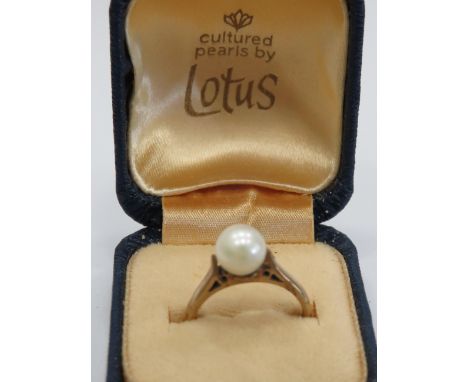 9ct Yellow Gold ring set with a 10mm Cultured Pearl.   Finger size 'L'  3.0g