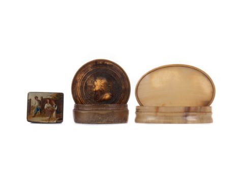 19TH CENTURY LACQUERED PAPIER MACHE SNUFF BOX, the hinged lid painted with figures, 3.5cm wide, along with a horn oval box an