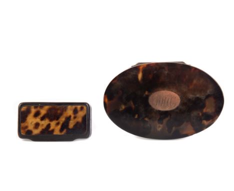EARLY 19TH CENTURY TORTOISESHELL OVAL SNUFF BOX, the yellow metal cartouche with engraved initials 'WWH', 9.3cm wide, and ano