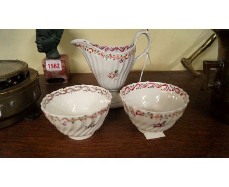 A late 18th century New Hall cream jug and matching pair of teabowls, the jug 12cm high. 