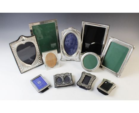 A silver mounted photograph frame by Keyford Frames Ltd, London 1987, of shaped rectangular form with vacant oval cartouche a