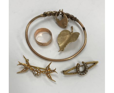 A collection of 9 ct gold jewellery to include bangle, swallow seed pearl set brooch, a brooch in the form of a leaf, a brooc