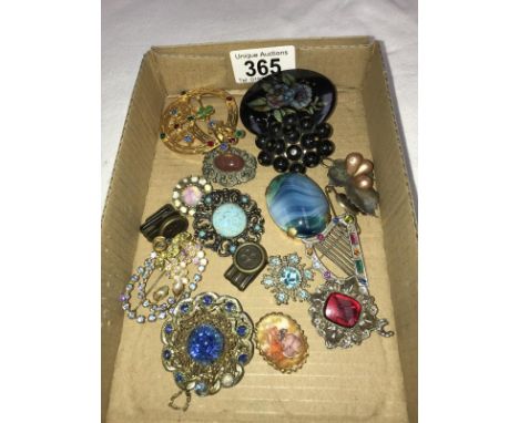 A tray of vintage brooches