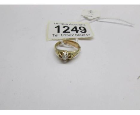 An 18ct gold and diamond ring, size M.