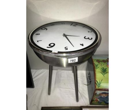 A retro style table clock (battery operated)
