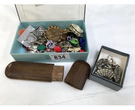 A mixed lot of vintage brooches etc
