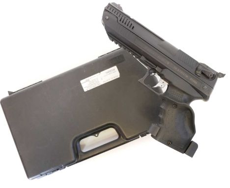 Webley Alecto .177 air pistol in case Webley Alecto .177 air pistol, 8 inch barrel, serial number TR AT0111W 01986, with fitt