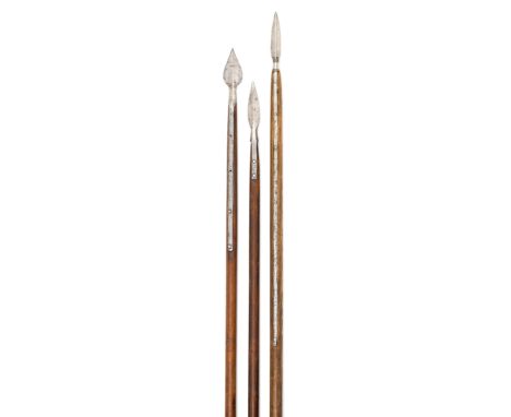 LOT VON DREI LANGSPIESSFRAGMENTEN- LANGSPIESS, schweizerisch, 2./3. Quartal 16. Jh. Längliche, lanzettförmige Spitze, im Ort 