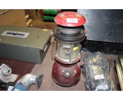A paraffin pressure lamp