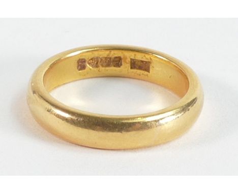 22ct gold wedding ring / band, fully UK hallmarked, size G.  Weight 4.64g. 