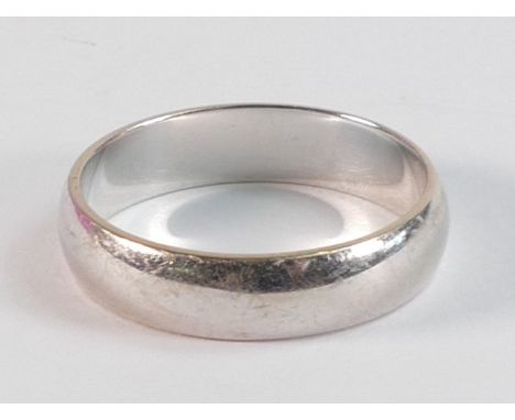 18ct white gold plain wedding band / ring size R, weight 4.8g 