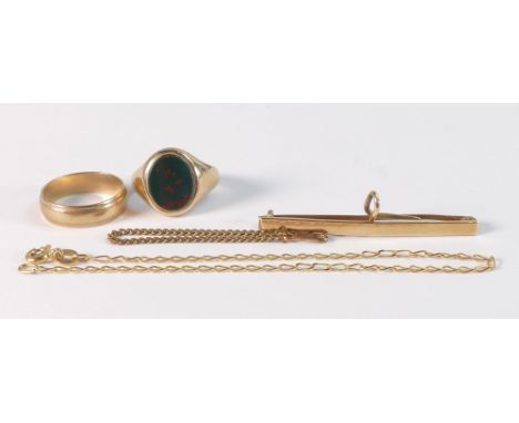 A collection of 9ct gold items, including chain, wedding ring, bar brooch and green onyx mounted signet ring, 9.8g. (4) 