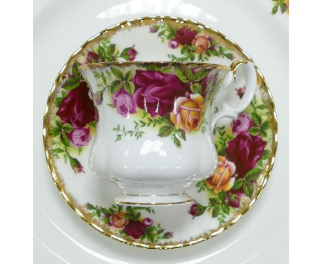 A extensive collection of approx. 400 Royal Albert Old Country Roses patterned items to include - 27 cm dinner plates x 32 (2