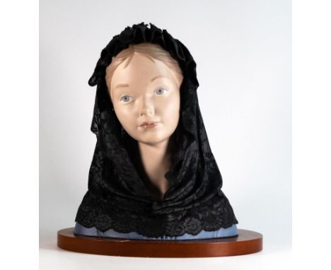 Boxed Lladro bust of a young woman with a black veil 11538 height 23cm 