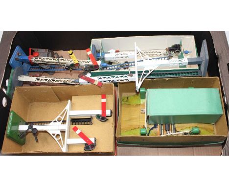 Large tray of mainly Hornby signals, most in need of repair or restoration: two electric single arm home with two electric do