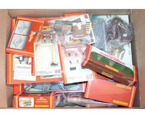 Various mainly boxed Hornby accessories, completeness of contents not checked: R414 operating turntable; R331 London Road sta