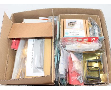 A large selection of O gauge buildings, kits and general items to decorate a layout: two Top Link kit no.1411 Engine Sheds ap