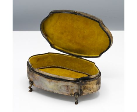 A Chinese Export silver trinket box and hinged cover, 19th century, of scalloped quatrefoil section on four cabriole legs, de