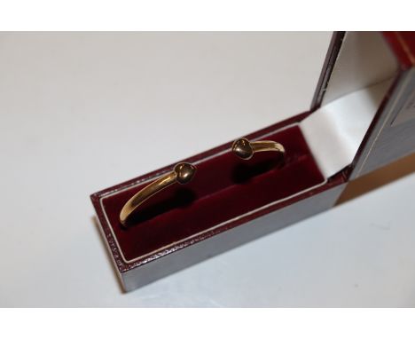 A 9ct gold bangle with heart shaped design approx. 4.5gms