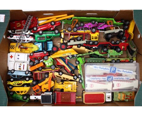 One tray containing a quantity of mixed Siku, Corgi, and similar kingsize scale diecast vehicles and accessories, to include 