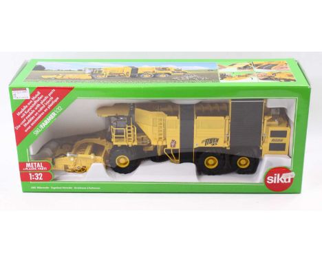 A Siku 1/32 scale Topps Euro Roper Tiger Excel Sugar Beet Harvester, housed in a plastic window plastic packed box