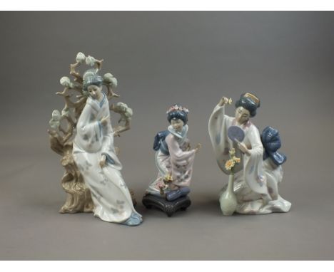 A Lladro porcelain figure modelled as Michiko, Japonesita Arrodillada, no 1447 together with a further Lladro figure 'Belleza
