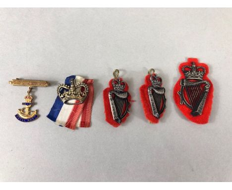 Collection of military cap badges to include gold coloured Royal Navy pin with blue enamel (5)