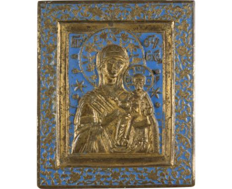 BRONZE-IKONE MIT DER GOTTESMUTTER VON SMOLENSK (SMOLENSKAJA) Russland, 19. Jh. Bronze, reliefiert gegossen, emailliert in Bla