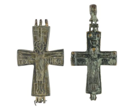 ZWEI BYZANTINISCHE ENKOLPIA MIT CHRISTUS AM KREUZ UND HEILIGEN 8.-12. Jh. n. Chr. Bronze, reliefiert gegossen und graviert. L
