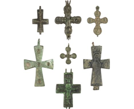 SAMMLUNG VON SIEBEN BRONZE-KREUZEN Byzanz/Russland, 13.-16. Jh. Bronze, reliefiert gegossen. H. 3,8-8,6 cm. Teils min. besch.